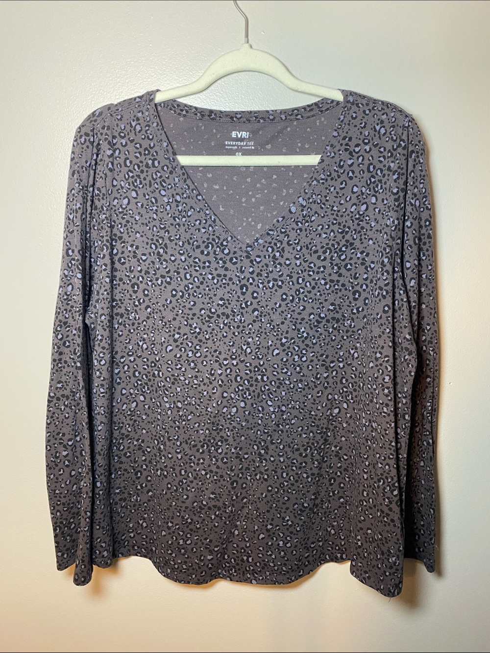 EVRI Women's Gray Leopard V-Neck Long Sleeve Top 0XL